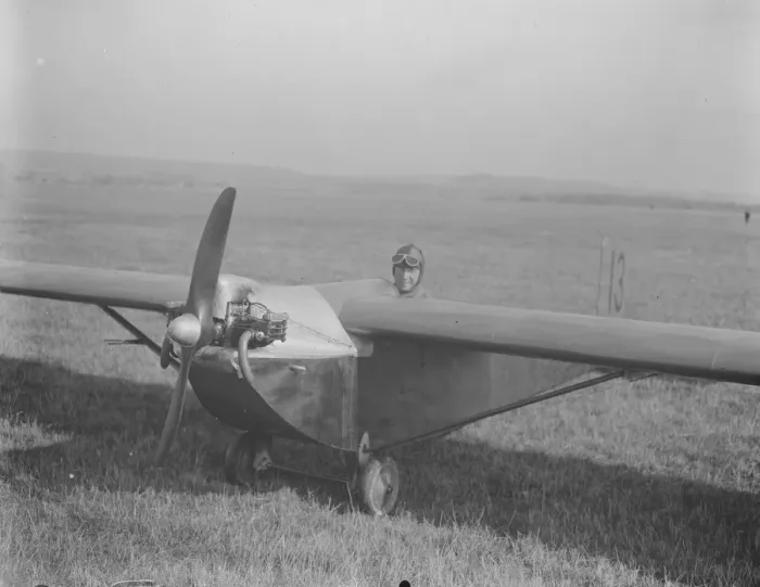 Framed Print : Gliders in flight at Lympne. Mr F P Raynham in the monoplane which he flew at Lympne