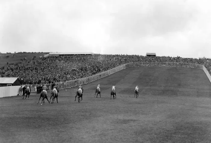 Framed Print : Goodwood races, Sussex, England. A general view down the course from Trundles Hill Framed Print : Goodwood races, Sussex, England. A general view down the course from Trundles Hill