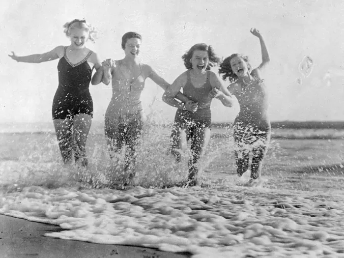 Framed Print : They got a kick out of the sea. Photo shows: Four of Hollywoods film actresses Framed Print : They got a kick out of the sea. Photo shows: Four of Hollywoods film actresses
