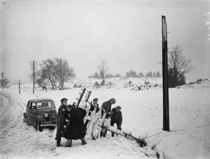 Framed Print : GPO squads repair telegraph lines after Hampshire blizzard. Emergency squads have