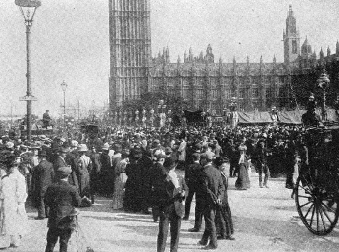 Framed Print : The great crowd outside St Margarets, Westminster on the occasion of the wedding
