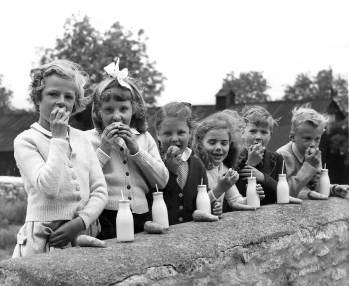 Framed Print : A group of children at the Chedworth, Gloucestershire, village school enjoy their