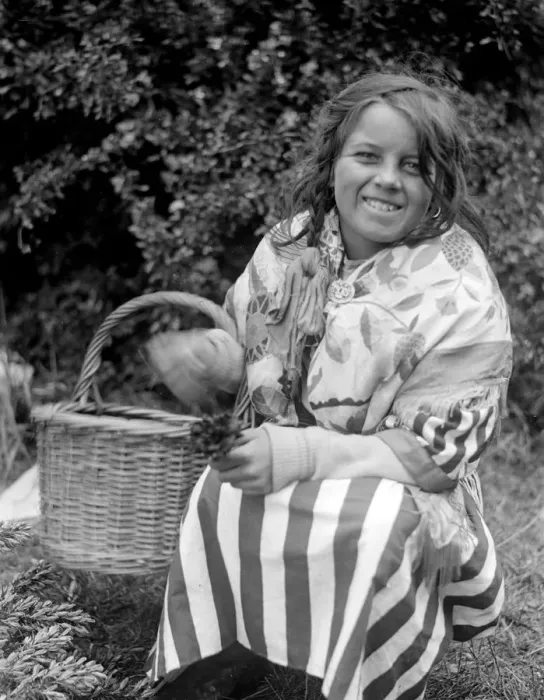 Framed Print : Gypsy girl with her basket of lucky heather. Late 1940s, early 1950s Framed Print : Gypsy girl with her basket of lucky heather. Late 1940s, early 1950s