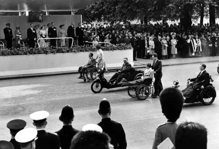 Framed Print : H M The Queen takes the salute in East Carriage Road Hyde Park as a detachment of