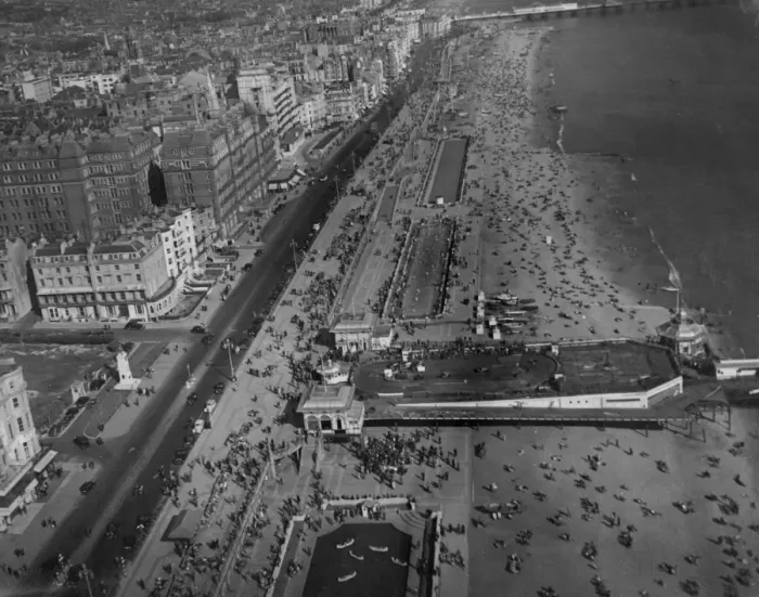 Framed Print : Hastings beach photographed from the air wih hundreds of holiday makers enjoying the beach Framed Print : Hastings beach photographed from the air wih hundreds of holiday makers enjoying the beach