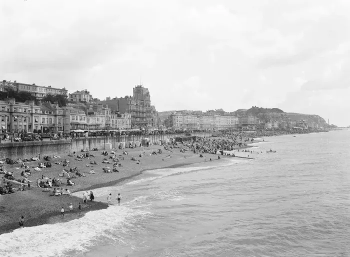 Framed Print : Hastings a town in the county of East Sussex 1925 Framed Print : Hastings a town in the county of East Sussex 1925