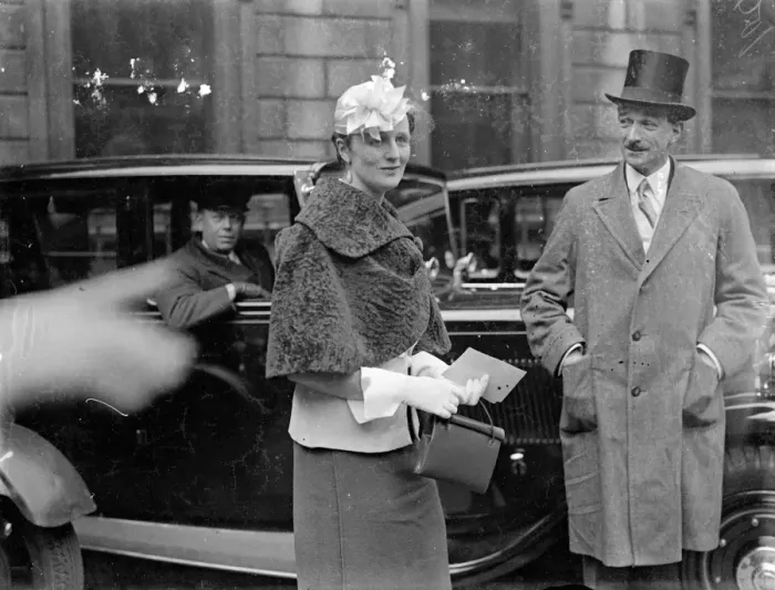 Framed Print : Hat fashion at Royal Academy private view. Women visitors to the Royal Academy Framed Print : Hat fashion at Royal Academy private view. Women visitors to the Royal Academy