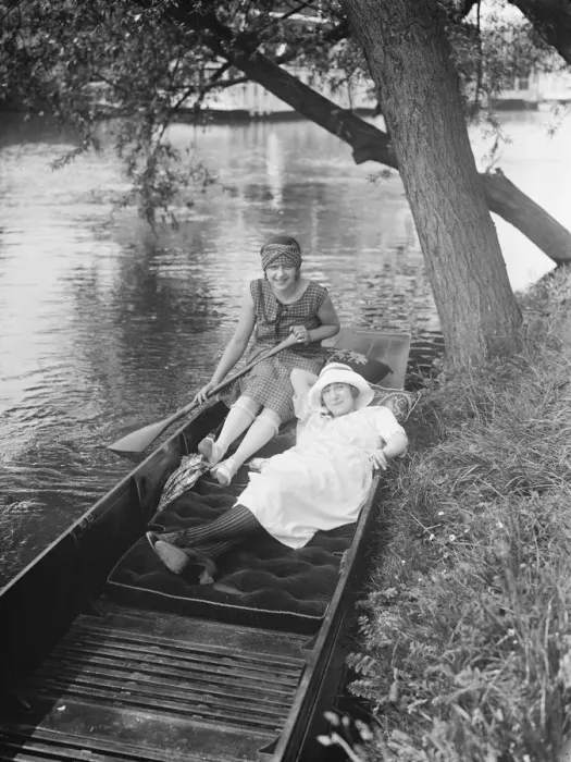 Framed Print : Heat wave scenes on the river 6 June 1925