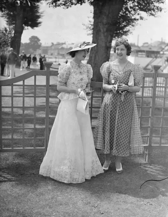 Framed Print : With the heatwave as encouragement, Henleys Royal Regatta vied with Ascot in variety Framed Print : With the heatwave as encouragement, Henleys Royal Regatta vied with Ascot in variety
