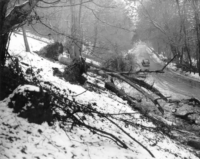 Framed Print : Heavy snow falls on 26th April 1950 The scene at Polhill, Kent after the heavy fall Framed Print : Heavy snow falls on 26th April 1950 The scene at Polhill, Kent after the heavy fall