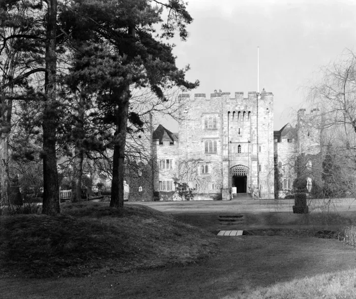Framed Print : Hever Castle, Edenbridge, Kent, England : residence of Major and the Honourable Framed Print : Hever Castle, Edenbridge, Kent, England : residence of Major and the Honourable