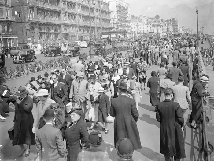 Framed Print : Holiday Crowds Seek The Sun at Brighton Whitsun holidaymakers, searching for the sun