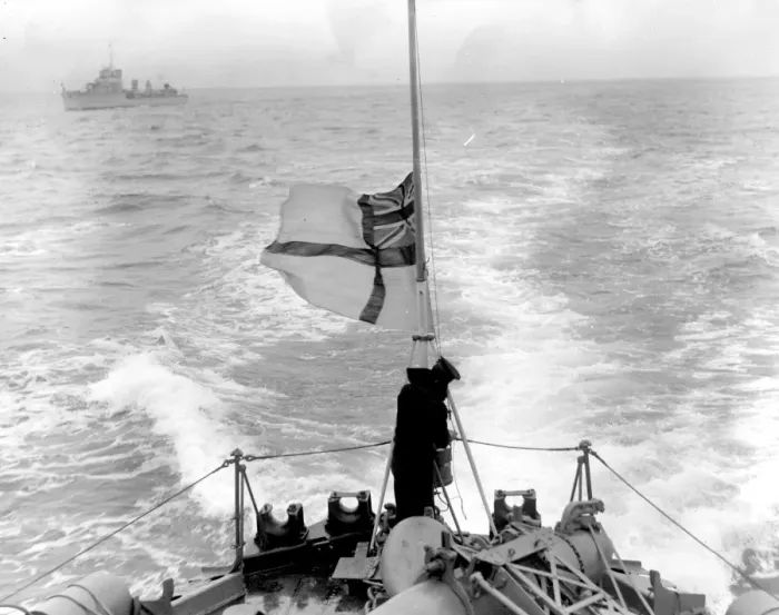 Framed Print : Home coming of Unknown Soldiers on H. M. S. Saluting the dead. After a 19-gun salute Framed Print : Home coming of Unknown Soldiers on H. M. S. Saluting the dead. After a 19-gun salute