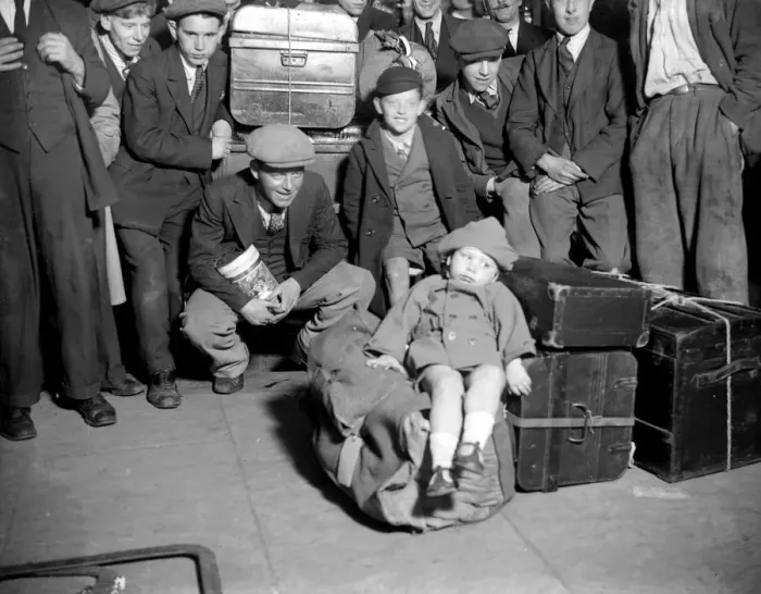 Framed Print : Hop pickers at London Bridge station going to Kent. 1933