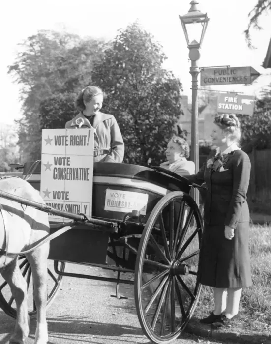 Framed Print : By horse and trap to vote. Miss Pat Hornsby Smith had the loan of a horse and trap