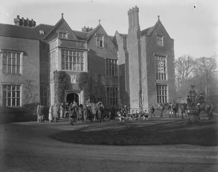 Framed Print : Hounds meet at Chequers. The Old Berkeley Hounds met at Chequers, the Prime Minister Framed Print : Hounds meet at Chequers. The Old Berkeley Hounds met at Chequers, the Prime Minister