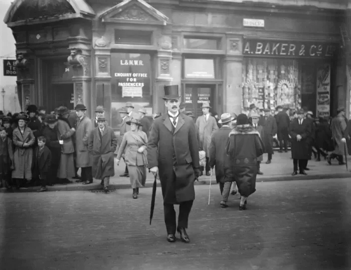 Framed Print : The House of Commons Re Assembles in London Mr Nevill Chamberlain arriving 13 November