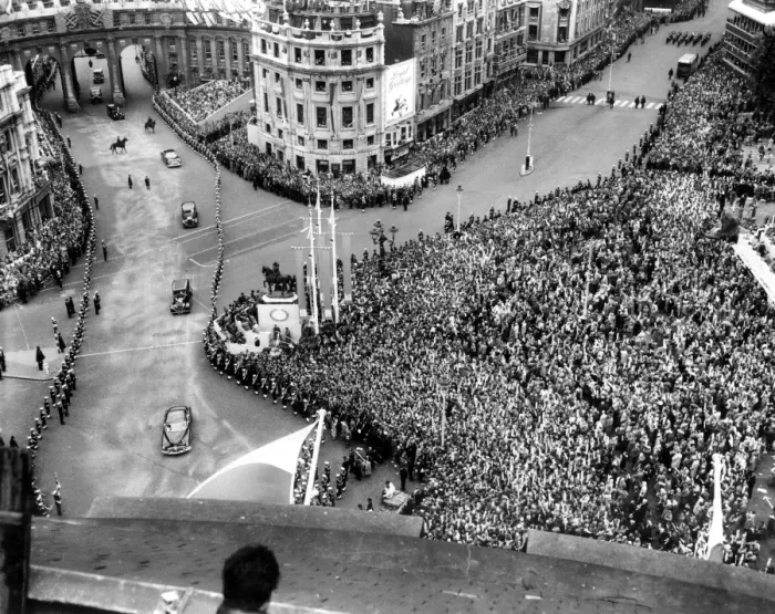 Framed Print : Huge crowds in Trafalgar Square see Foreign Royalty and Heads of State driving through Framed Print : Huge crowds in Trafalgar Square see Foreign Royalty and Heads of State driving through