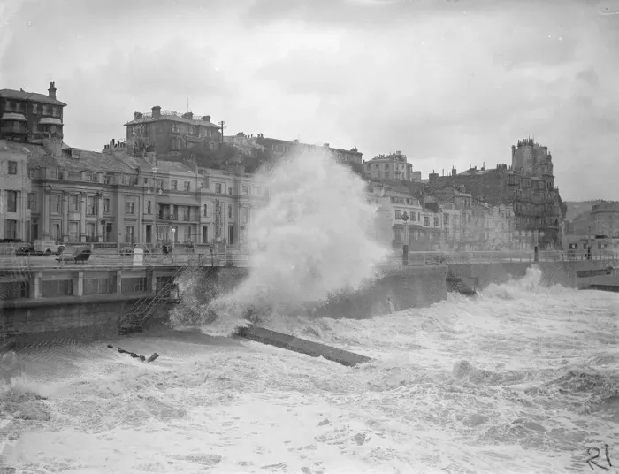 Framed Print : Huge waves broke over the front at Hastings during a Gale, which ravaged the south coast Framed Print : Huge waves broke over the front at Hastings during a Gale, which ravaged the south coast