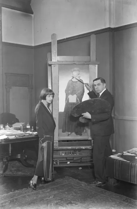 Framed Print : Husband paints his wife A woman who sings the tenor parts in The Messiah, Elijah Framed Print : Husband paints his wife A woman who sings the tenor parts in The Messiah, Elijah