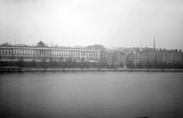 Framed Print : The imposing neoclassical lines of Somerset House viewed from the south bank of the River Thames Framed Print : The imposing neoclassical lines of Somerset House viewed from the south bank of the River Thames