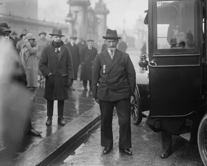 Framed Print : Investiture at Buckingham Palace. Mr George Craig, a 69 year old Scottish fisherman, arriving