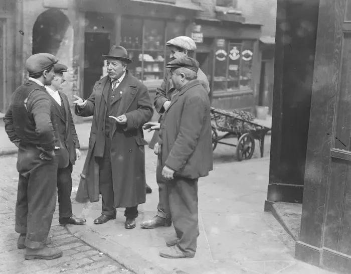 Framed Print : Italians discussing the war situation in Saffron Hill, London 1914 - 1918 Framed Print : Italians discussing the war situation in Saffron Hill, London 1914 - 1918
