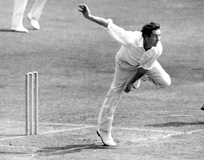 Framed Print : Jeff Jones, left arm fast medium bowler of Glamorganshire currently battling out Framed Print : Jeff Jones, left arm fast medium bowler of Glamorganshire currently battling out