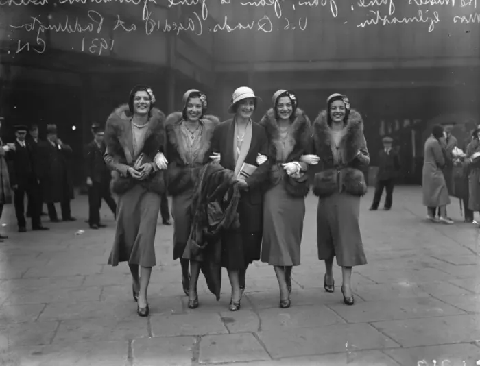 Framed Print : Joan, June, Jane and Jean with Mrs Gilmartin photographed at Paddington Station