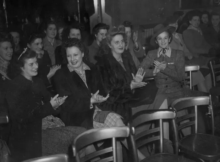 Framed Print : The Kangeroo Club - formed by the war brides of Australia servicemen who are awaiting Framed Print : The Kangeroo Club - formed by the war brides of Australia servicemen who are awaiting
