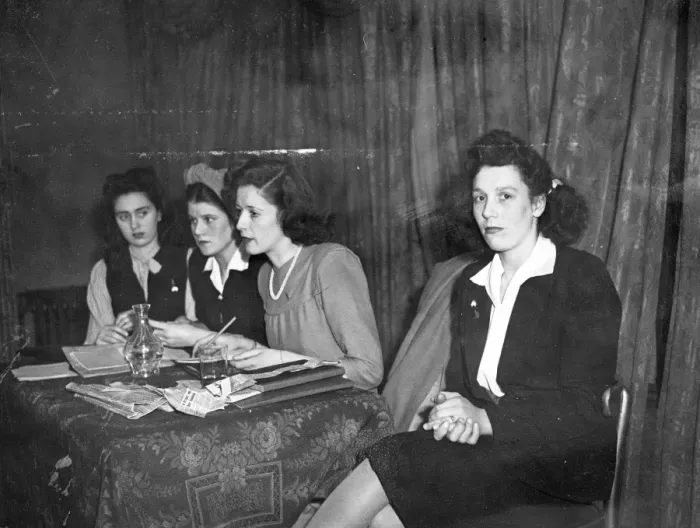 Framed Print : The Kangeroo Club - formed by the war brides of Australia servicemen who are awaiting Framed Print : The Kangeroo Club - formed by the war brides of Australia servicemen who are awaiting
