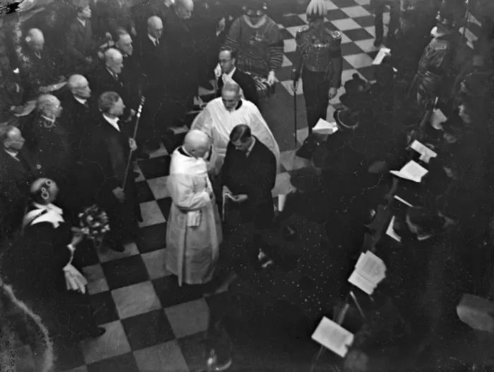 Framed Print : King Edward himself distributes Maundy money at historic ceremony. King Edward Framed Print : King Edward himself distributes Maundy money at historic ceremony. King Edward