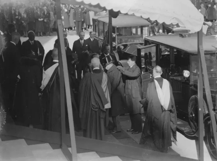 Framed Print : King George V and Queen Mary visit Cambridge to open the new University of Cambridge library Framed Print : King George V and Queen Mary visit Cambridge to open the new University of Cambridge library