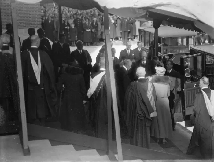 Framed Print : King George V and Queen Mary visit Cambridge to open the new University of Cambridge library Framed Print : King George V and Queen Mary visit Cambridge to open the new University of Cambridge library