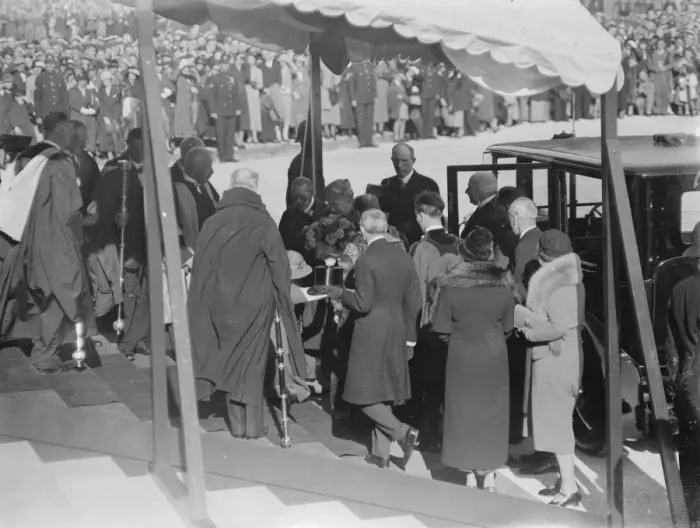 Framed Print : King George V and Queen Mary visit Cambridge to open the new University library Framed Print : King George V and Queen Mary visit Cambridge to open the new University library