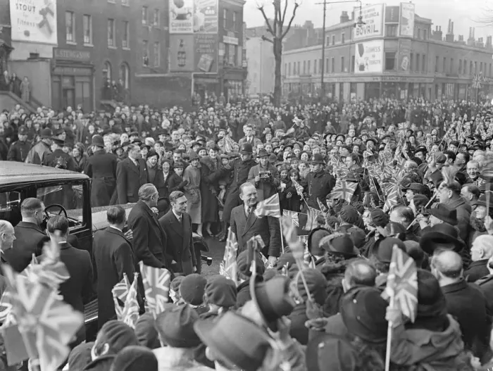 Framed Print : King greeted by waifs and strays during Duchy tour. Stopping his car specially Framed Print : King greeted by waifs and strays during Duchy tour. Stopping his car specially