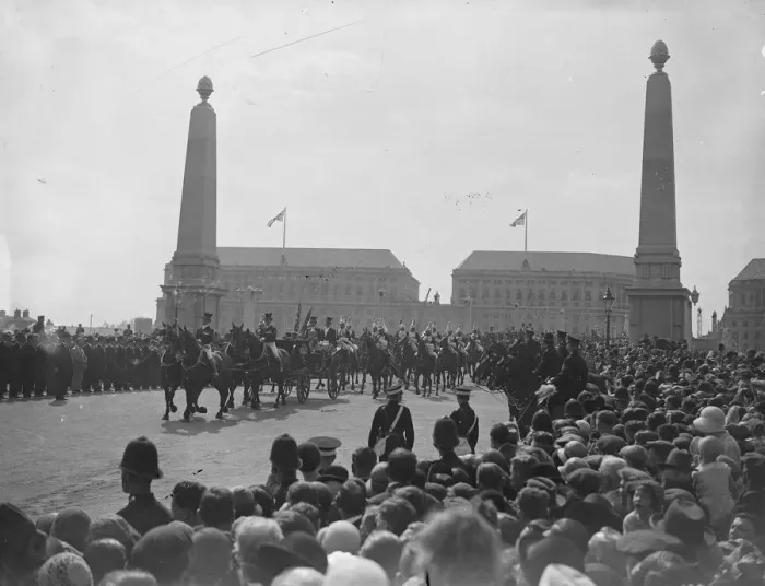 Framed Print : King opens new Lambeth Bridge over River Thames