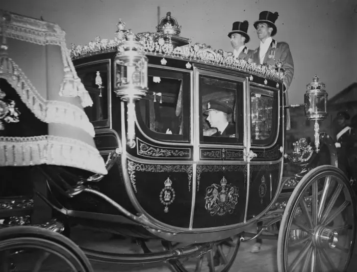 Framed Print : The King and Queen drove in state from Buckingham Palace to the House of Lords for