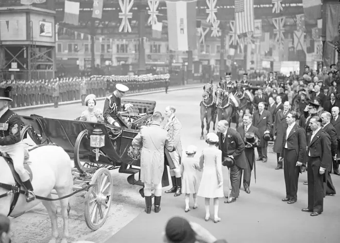 Framed Print : The King and Queen leave for Canada. Photo shows the King and Queen and Princesses Framed Print : The King and Queen leave for Canada. Photo shows the King and Queen and Princesses