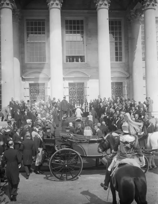 Framed Print : King and Queen open great new civic hall at Leeds. Photo shows; The arrival of King George Framed Print : King and Queen open great new civic hall at Leeds. Photo shows; The arrival of King George