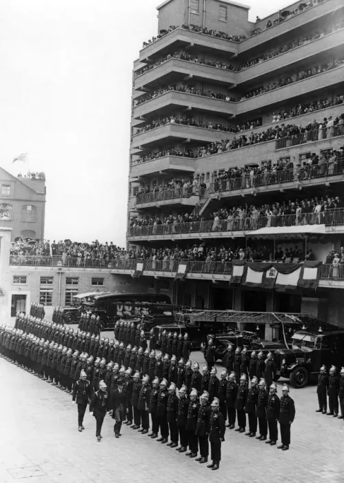 Framed Print : The King and Queen open the new London Fire Brigade Headquartes on Albert Embankment Framed Print : The King and Queen open the new London Fire Brigade Headquartes on Albert Embankment