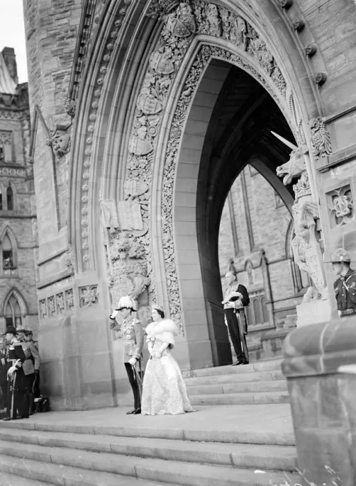 Framed Print : The King and Queen with the Premier Mr Mackenzie King on the steps of the Peace Tower