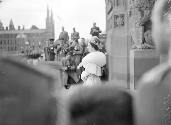 Framed Print : The King and Queen tour of Canada. Photo shows the Queen living Parliament House, Ottawa