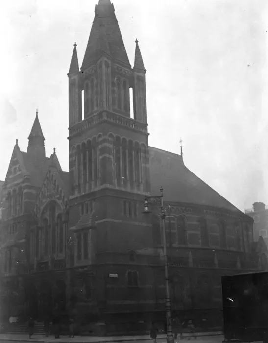 Framed Print : The Kings Weigh House Chapel in Duke Street, London. 28 January 1932 Framed Print : The Kings Weigh House Chapel in Duke Street, London. 28 January 1932