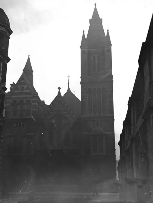 Framed Print : The Kings Weigh House Chapel in Duke Street, London. 28 January 1932 Framed Print : The Kings Weigh House Chapel in Duke Street, London. 28 January 1932