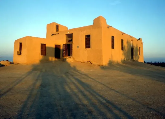 Framed Print : Kuwait - old mud-brick house, built in the traditional Kuwaiti style, on the island Framed Print : Kuwait - old mud-brick house, built in the traditional Kuwaiti style, on the island