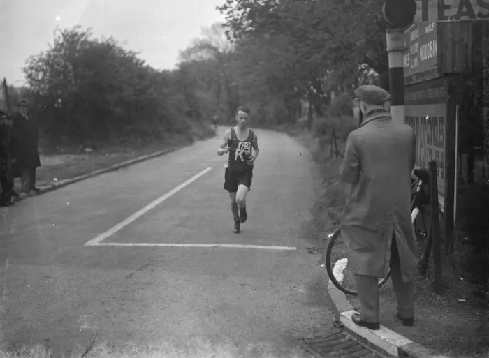 Framed Print : L E Hamilton, competing in the Kent Marathon, passes through Dartford, Kent
