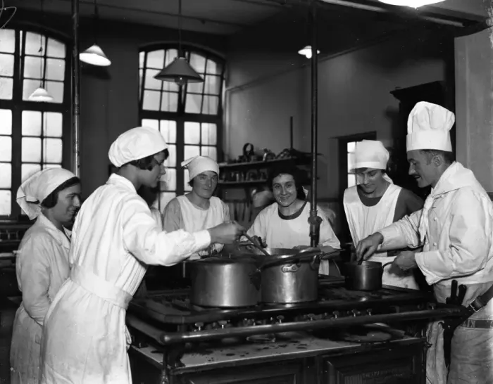 Framed Print : Lady chefs in the making at the LCC Technical Institute, Vincent Square, London
