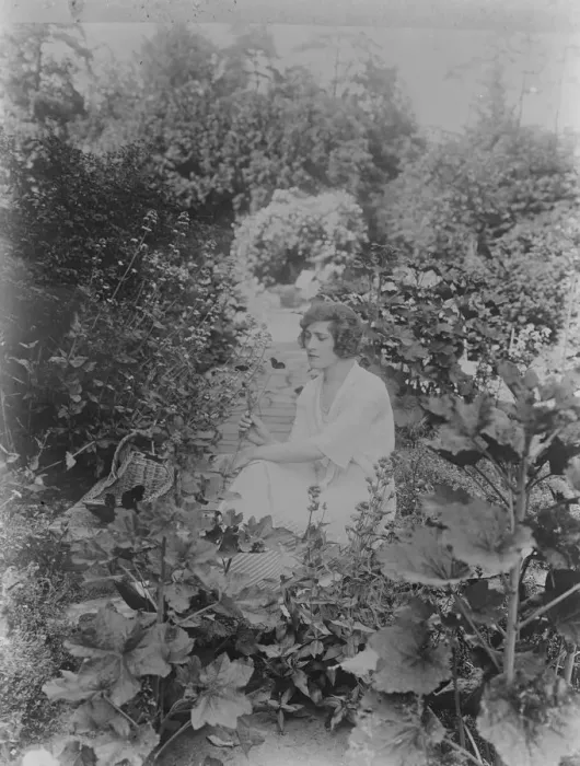 Framed Print : The Lady of the Rose at home. Miss Phyllis Dare at her beautiful country home Framed Print : The Lady of the Rose at home. Miss Phyllis Dare at her beautiful country home
