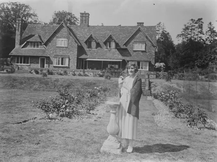 Framed Print : The Lady of the Rose ( Miss Phyllis Dare ) at home. Phyllis Dare in the garden Framed Print : The Lady of the Rose ( Miss Phyllis Dare ) at home. Phyllis Dare in the garden